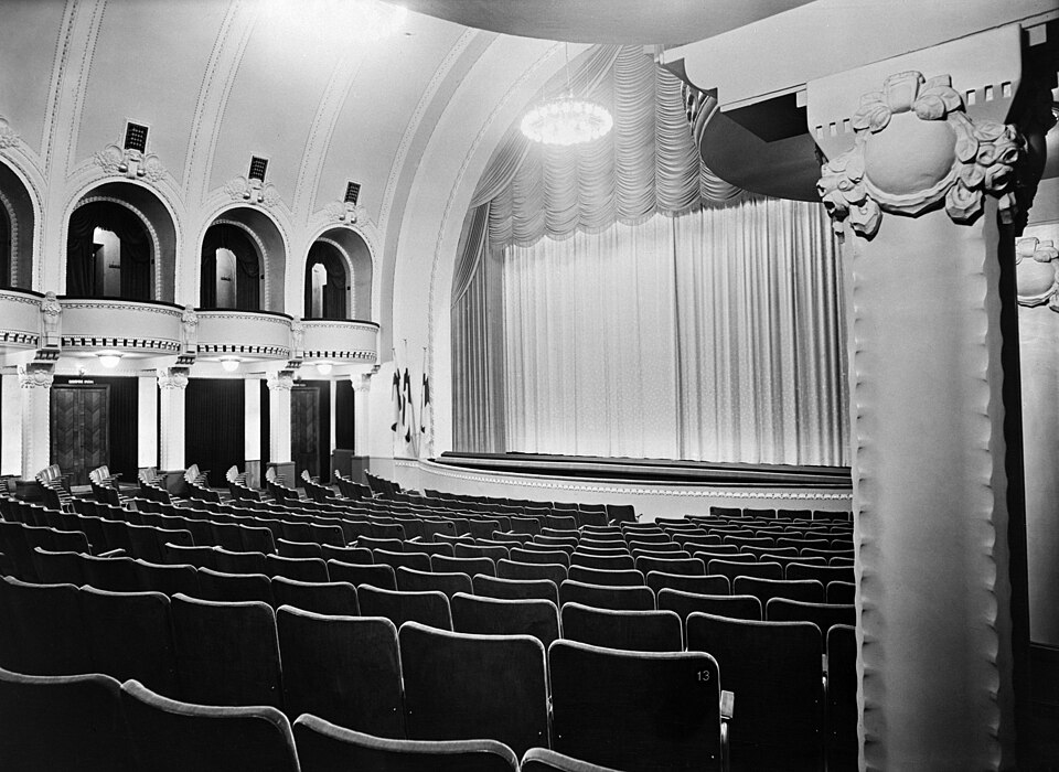 Cinema auditorium seating for on-screen advertising